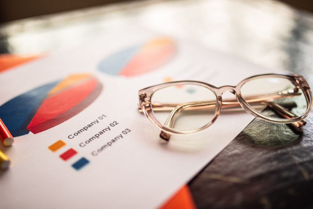 Affiliate Marketing vs. Dropshipping: A Comparison Chart Showing Costs, Profit, SEO, and Passive Income.