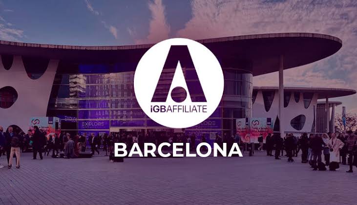 Large crowd of iGaming affiliates professionals networking at the iGB Affiliate Barcelona exhibition floor.